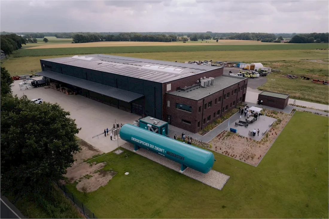 Drohnen-Draufsicht des Standorts Essen (Oldenburg): Werkhalle, B&uuml;rotrakt, Energy-Plant-Container und der Wasserstoff-Langzeitspeicher