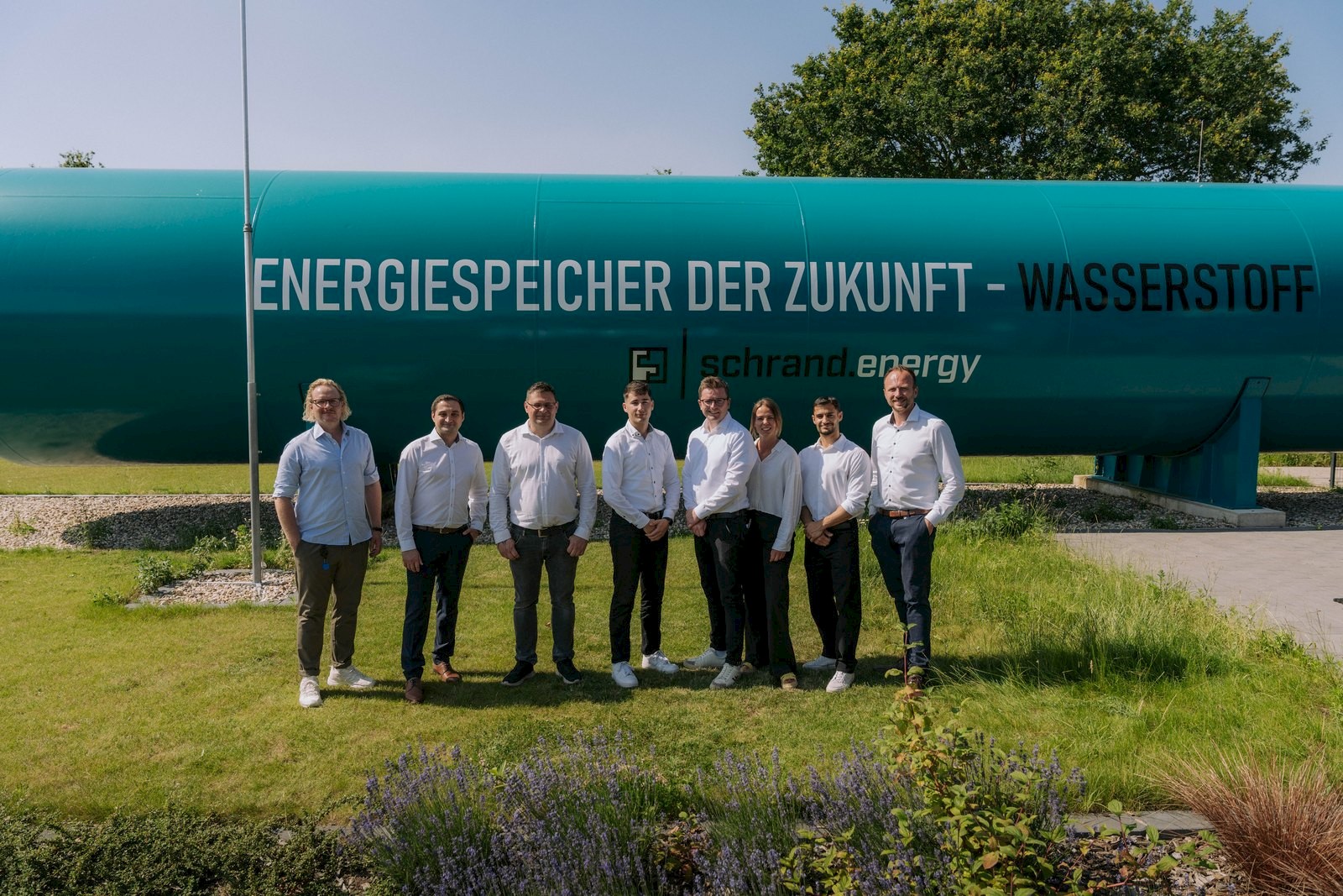 Das Team von schrand.energy vor dem Wasserstoff-Langzeitspeicher am Standort Essen (Oldenburg)