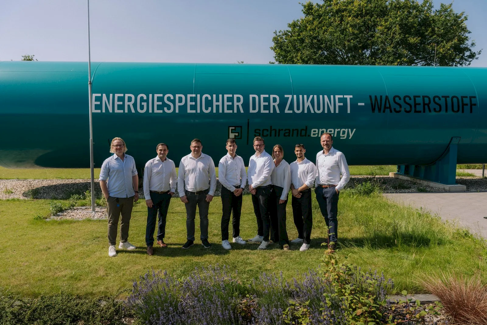 Das Team von schrand.energy vor dem Wasserstoff-Langzeitspeicher am Standort Essen (Oldenburg)