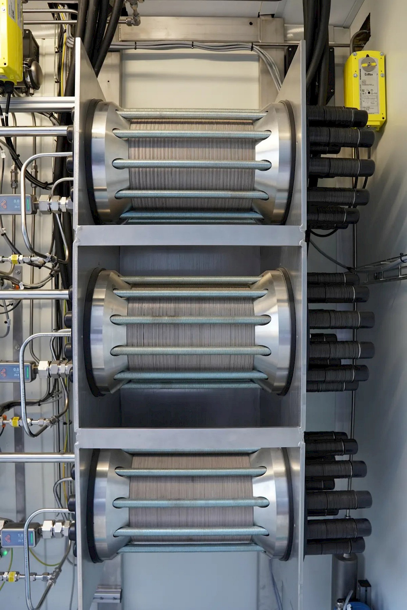 Drei Elektrolyse-Stacks in einer Alpha-EL-Anlage von schrand.energy