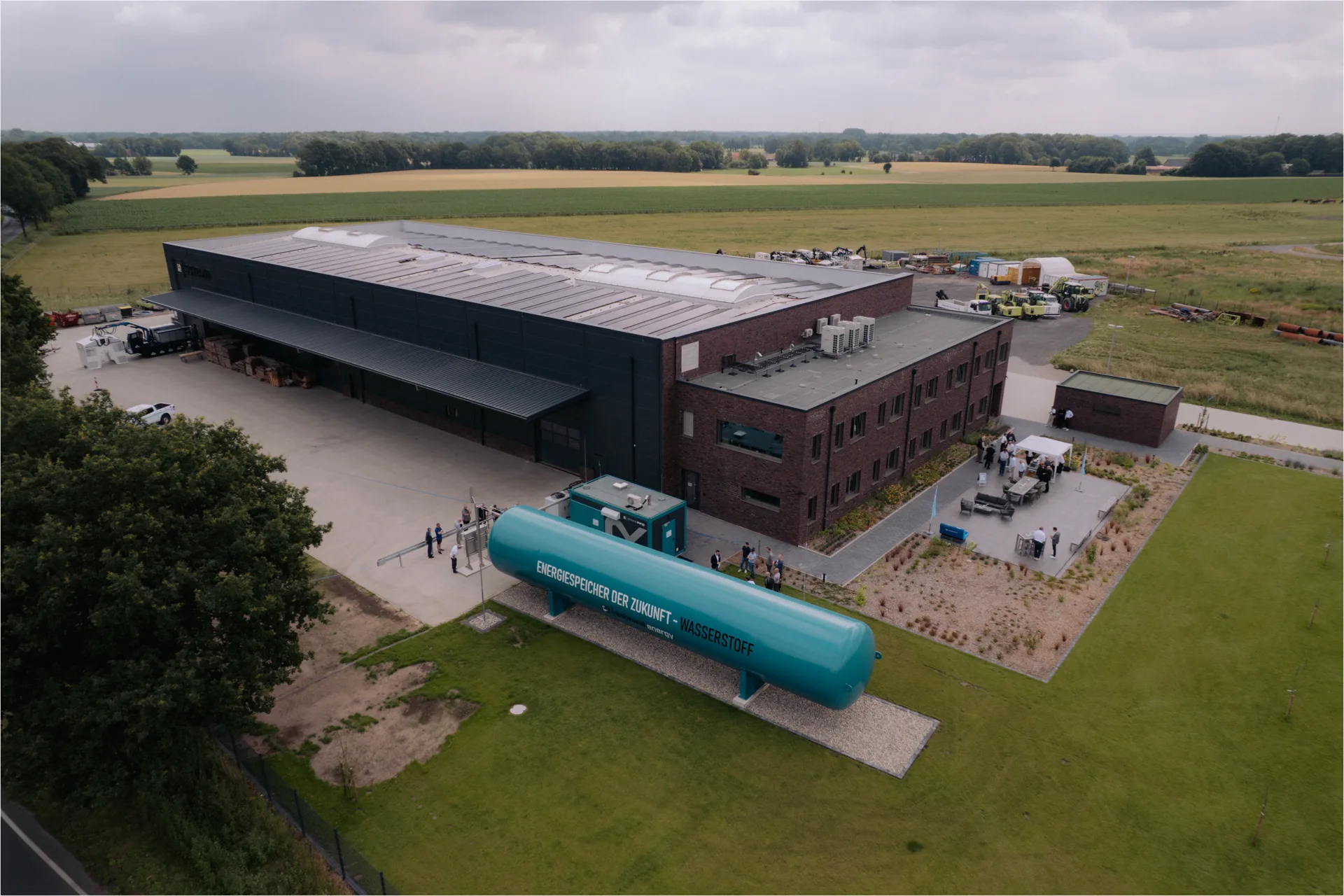 Luftaufnahme des Firmensitzes von schrand.energy in Essen (Oldenburg) mit Wasserstoff-Energiespeicher